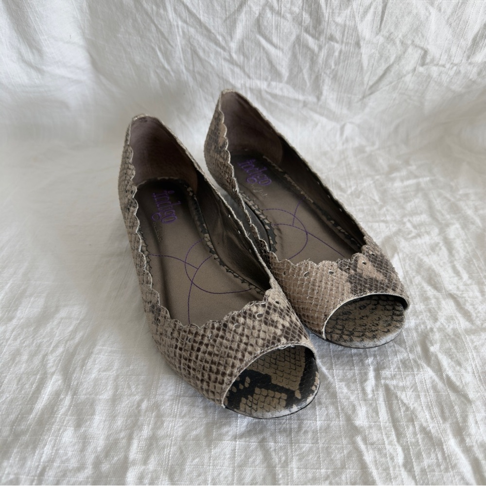 Indigo by Clarks Leather Snakeskin Peep Toe Flats | 8M | Scalloped Edge Slip-On